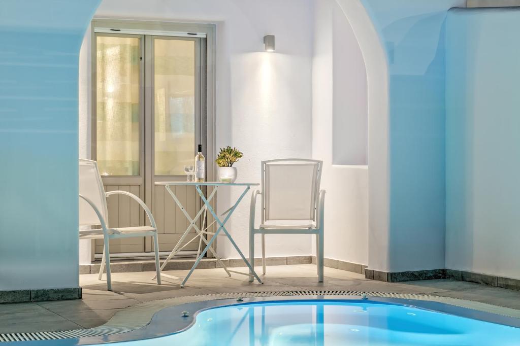 Bazén v ubytování Santorini Blue Senses Villas nebo v jeho okolí