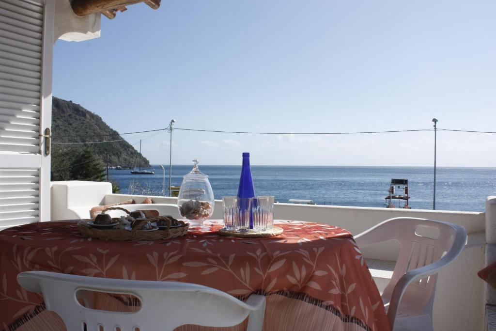 una mesa y sillas con vistas al océano en Casa Tea, en Lipari