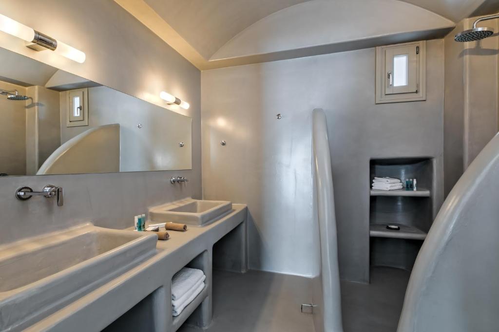 Koupelna v ubytování Santorini Blue Senses Villas