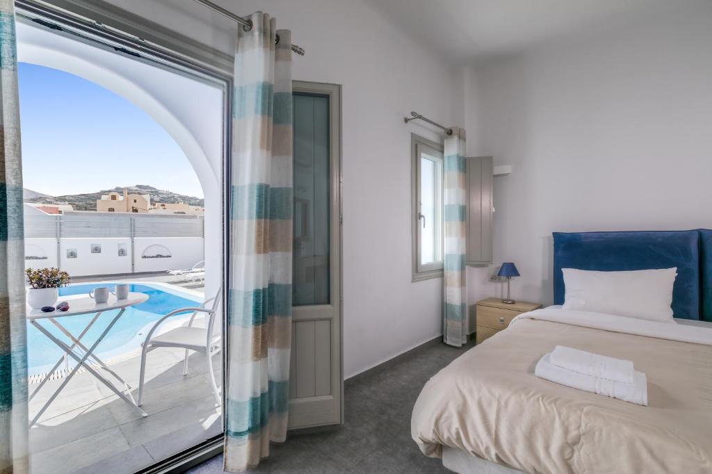 Postel nebo postele na pokoji v ubytování Santorini Blue Senses Villas
