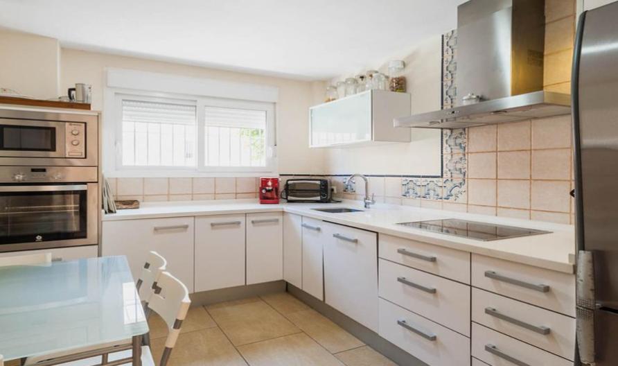 Kuchnia lub aneks kuchenny w obiekcie CASA 4 HABITACIONES CON JARDIN 10 Pax