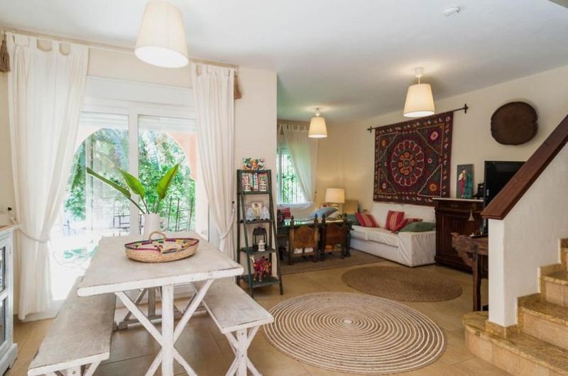 salon ze stołem na środku pokoju w obiekcie CASA 4 HABITACIONES CON JARDIN 10 Pax w mieście Zahara de los Atunes