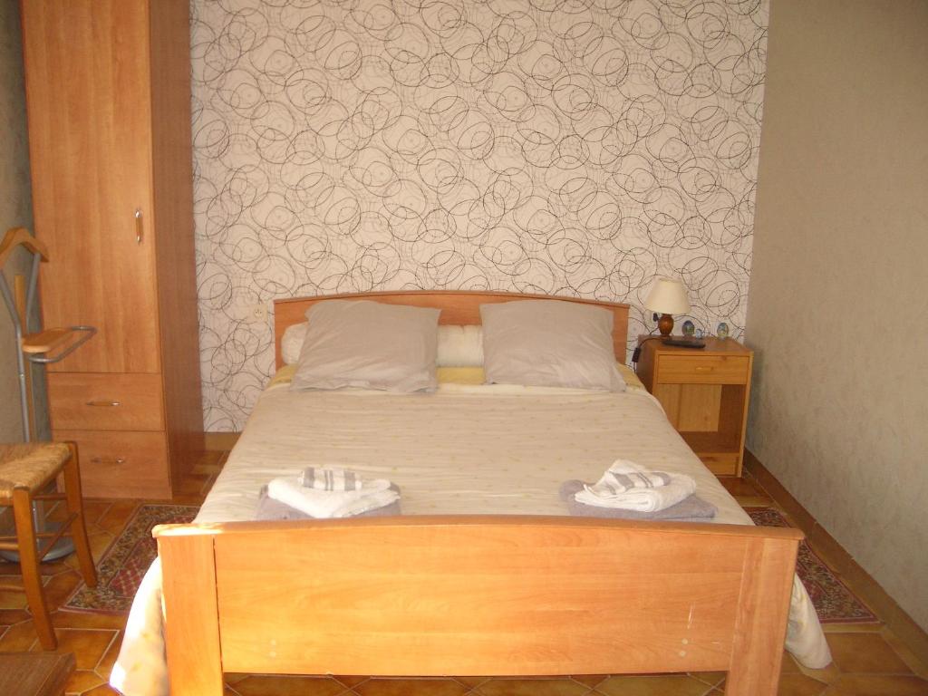Ein Bett oder Betten in einem Zimmer der Unterkunft Charmante chambre d&#39;h&ocirc;te