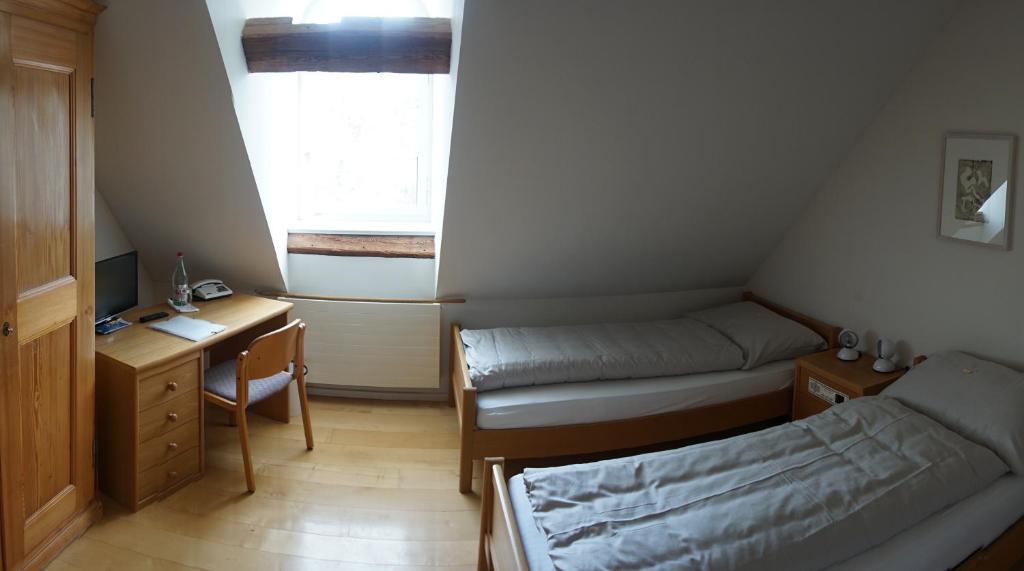 Una cama o camas en una habitación de Klosterhotel Kreuz