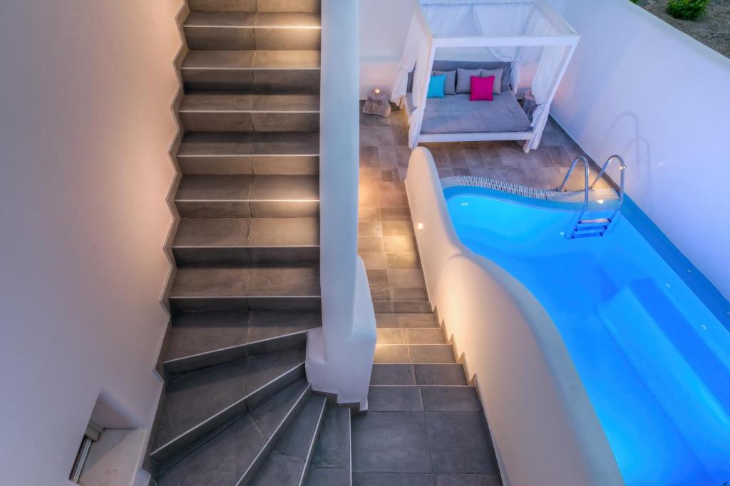 Bazén v ubytování Santorini Blue Senses Villas nebo v jeho okolí