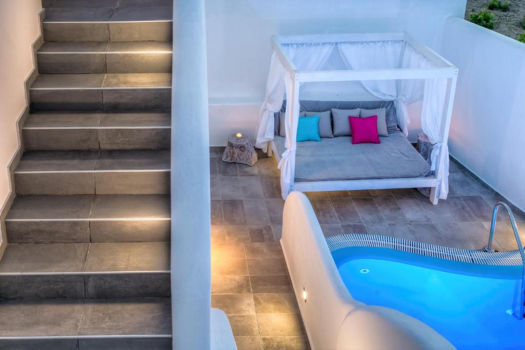 Bazén v ubytování Santorini Blue Senses Villas nebo v jeho okolí