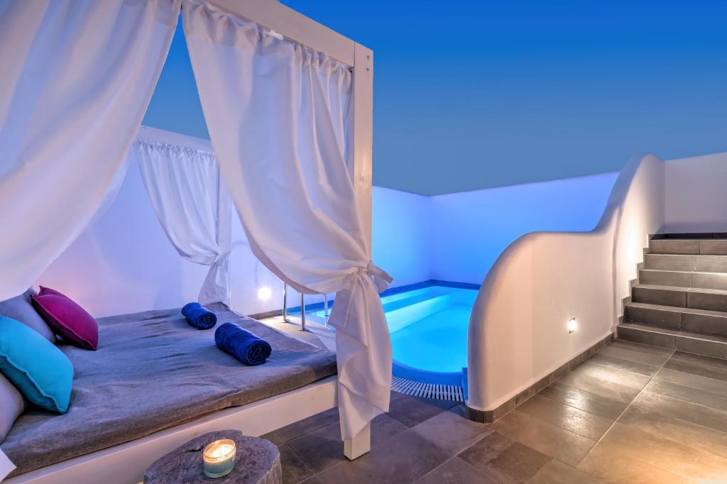 Bazén v ubytování Santorini Blue Senses Villas nebo v jeho okolí