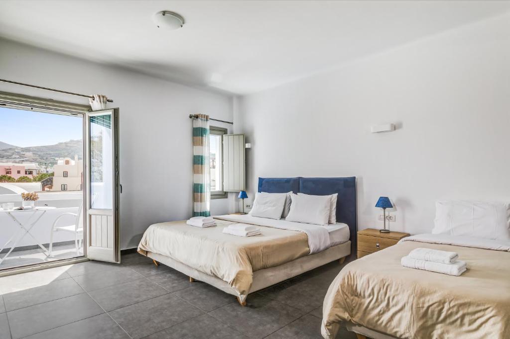 Postel nebo postele na pokoji v ubytování Santorini Blue Senses Villas