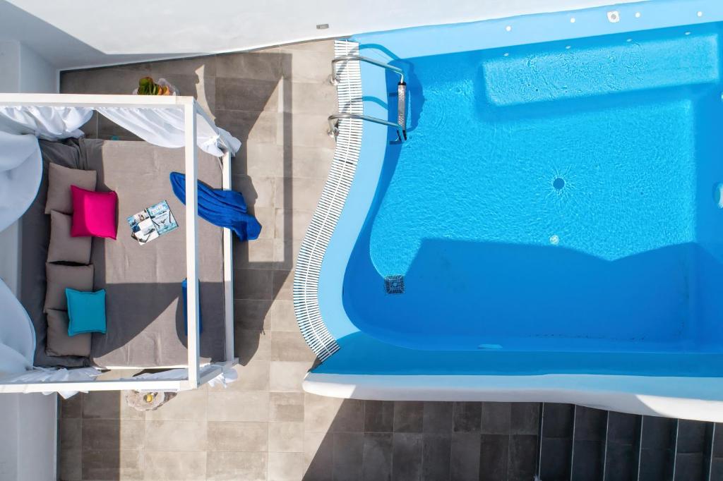 Bazén v ubytování Santorini Blue Senses Villas nebo v jeho okolí