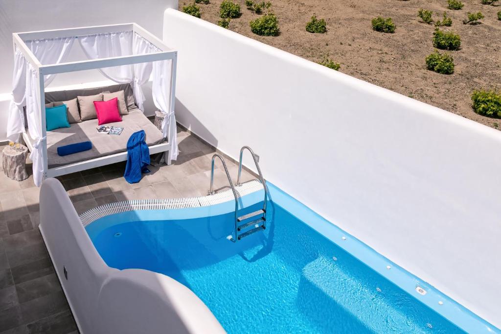 Bazén v ubytování Santorini Blue Senses Villas nebo v jeho okolí