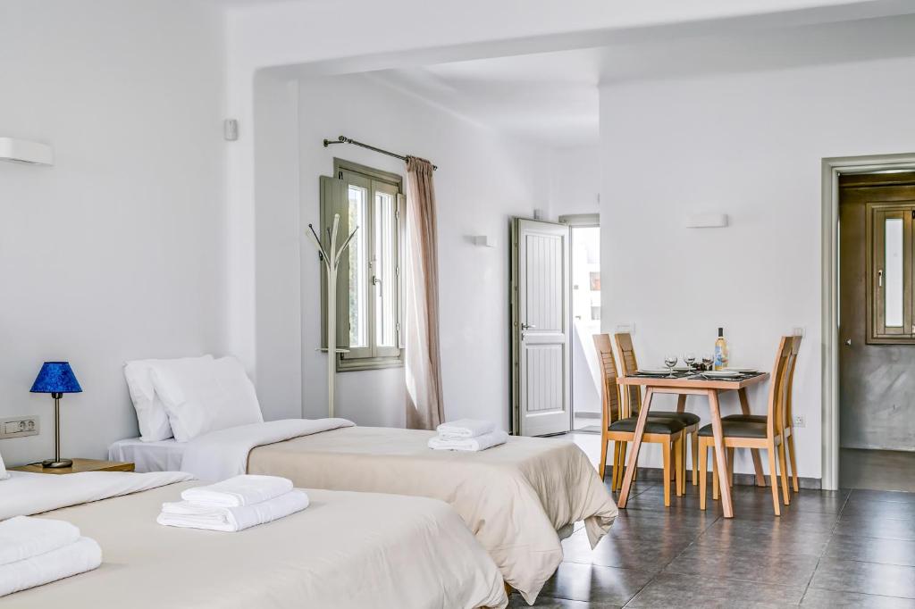 Postel nebo postele na pokoji v ubytování Santorini Blue Senses Villas
