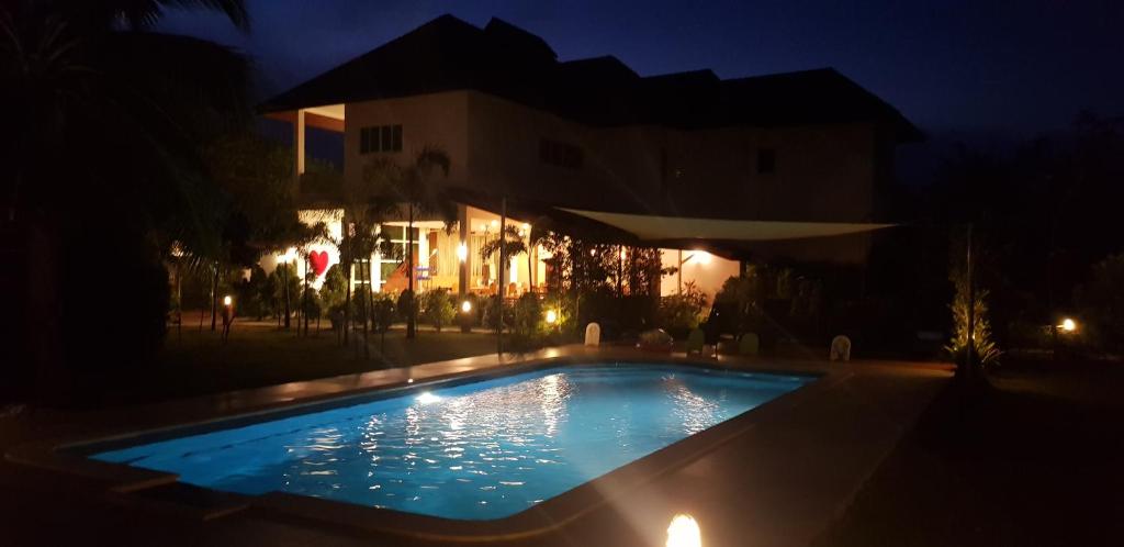 Bazén v ubytování The Hillside Pranburi Resort nebo v jeho okolí