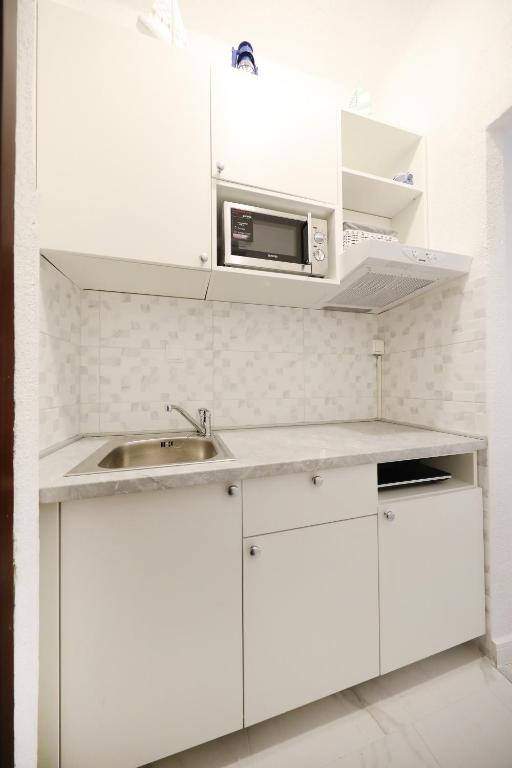 Kuchyňa alebo kuchynka v ubytovaní Sea View Studio Apartment