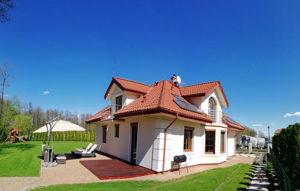 ギジツコにあるWilla Kisajnoの赤屋根の小さな白い家