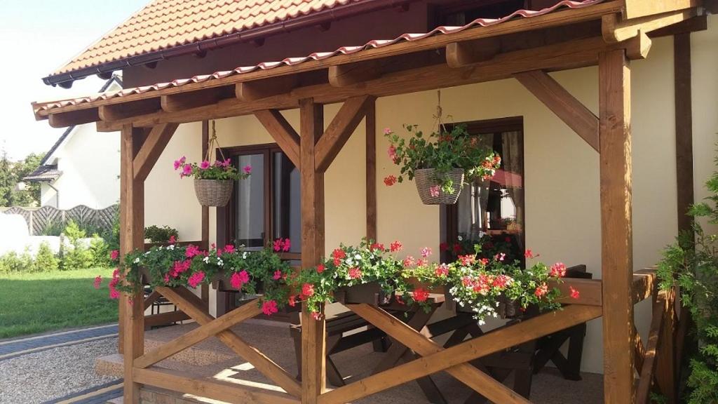 un pergolato in legno con fiori su un patio di Domek Piotr 2 a Stegna