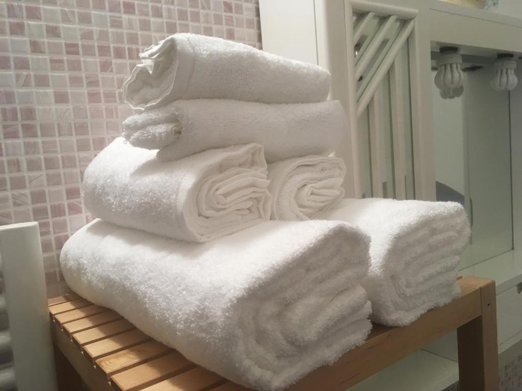 stos ręczników na stole w łazience w obiekcie Casa Vacanze Pizzicantò w mieście Irsina