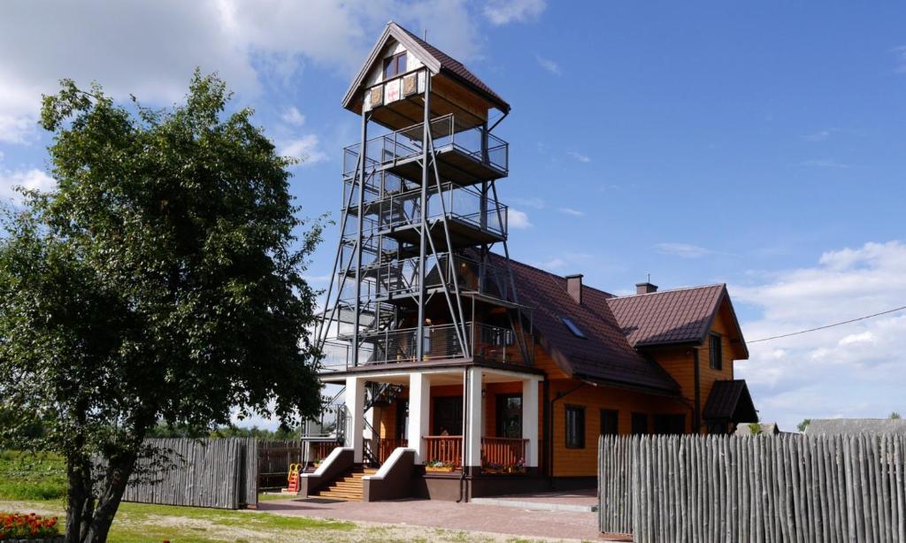 a house being constructed with scaffolding on it at Wieża Kruszewo in Kruszewo