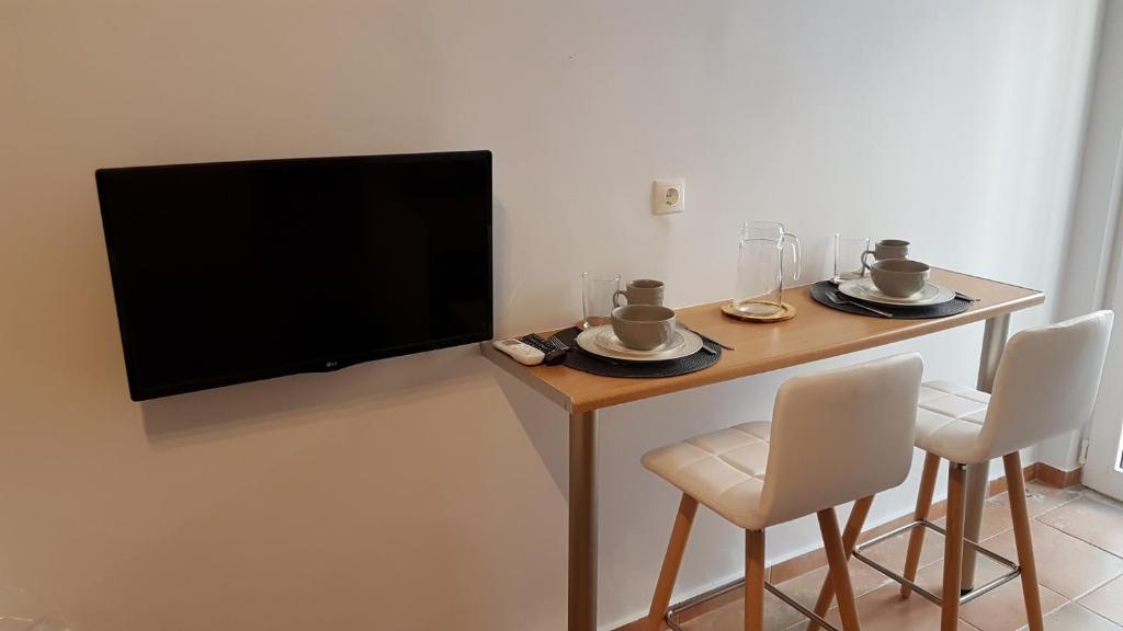 TV a/nebo společenská místnost v ubytování Cozy seaside studio in Lemos Vouliagmenis