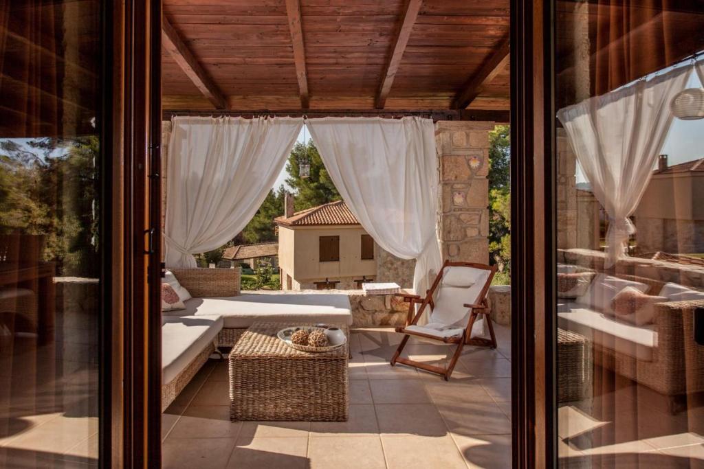 Balkón nebo terasa v ubytování Luxurious Stone House