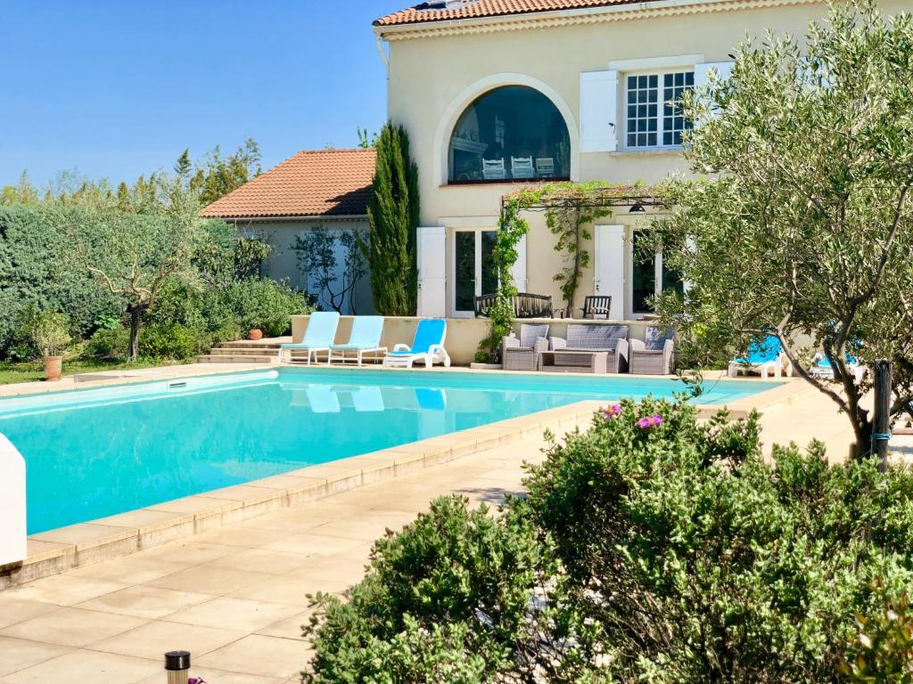 Villa con piscina y casa en Le clos des vergers, en LʼIsle-sur-la-Sorgue