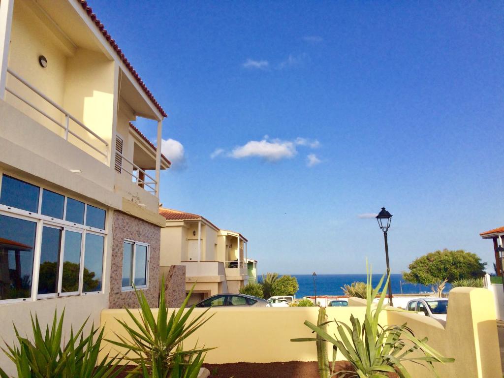 Apartamento Playa Blanca Holiday في بويرتو ديل روزاريو: مبنى مطل على المحيط