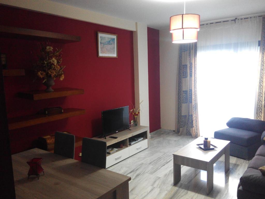 uma sala de estar com um sofá e uma televisão em Andrea´s place em Ciudad Real