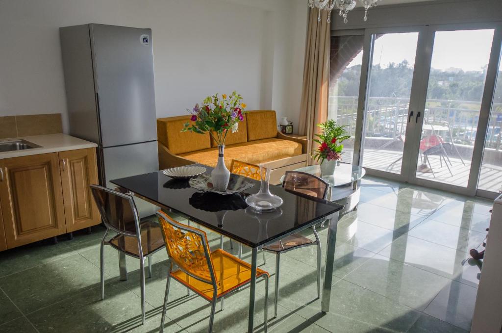 Kuchyň nebo kuchyňský kout v ubytování Ionion Star Hotel