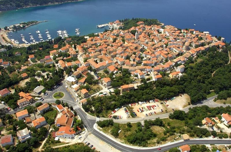 uma vista aérea de uma cidade sobre a água em Apartmani Jozefina em Omišalj