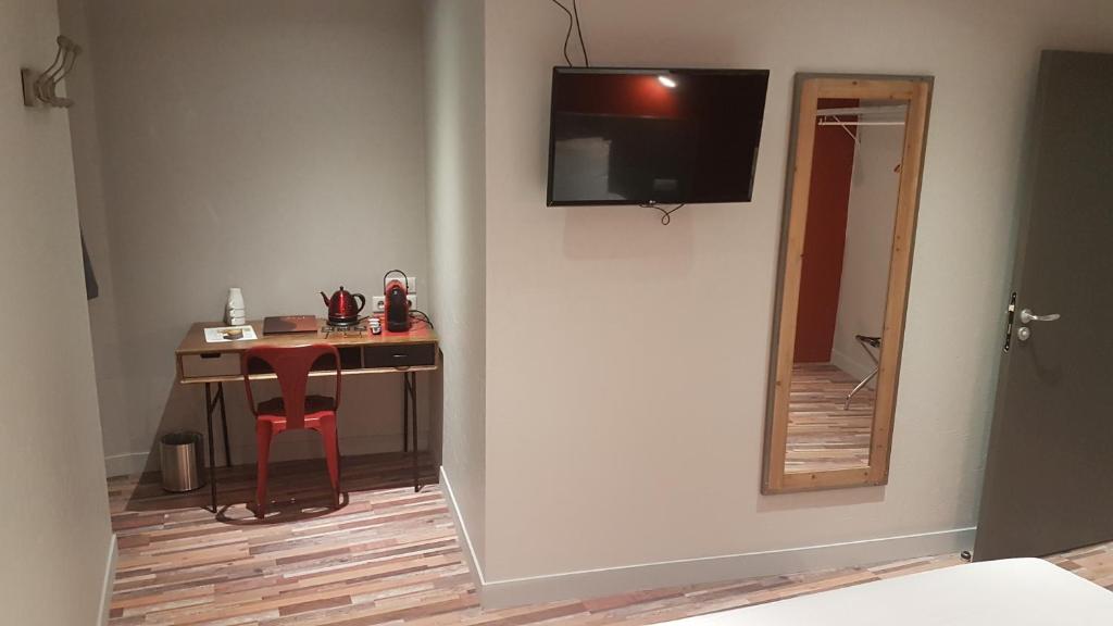 Logis Hotel Yseria - Historical Center - Habitación Triple Con Terraza