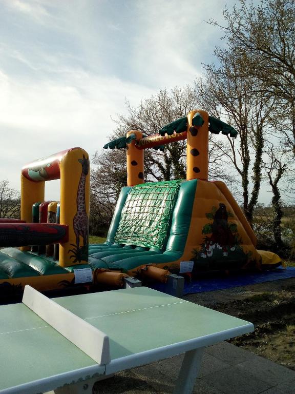 Herní místnost nebo prostor pro děti v ubytování Camping Paradis d'Arvor