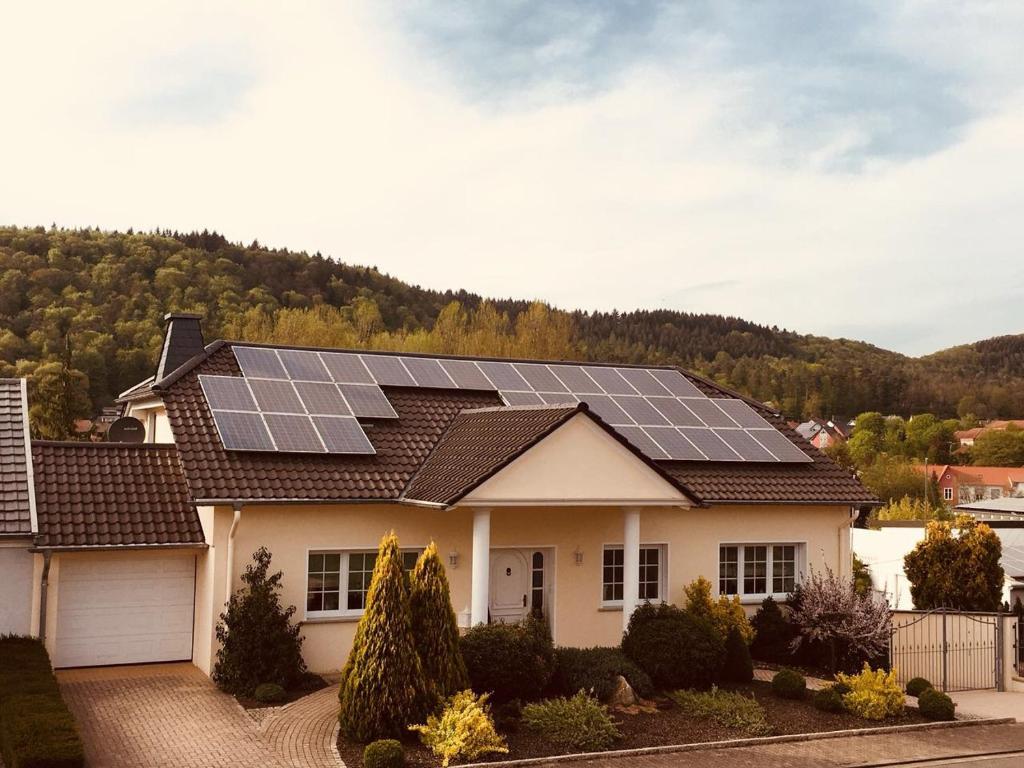 BeckingenにあるFerienwohnung Philipp im Saarlandの屋根に太陽光パネルを敷いた家
