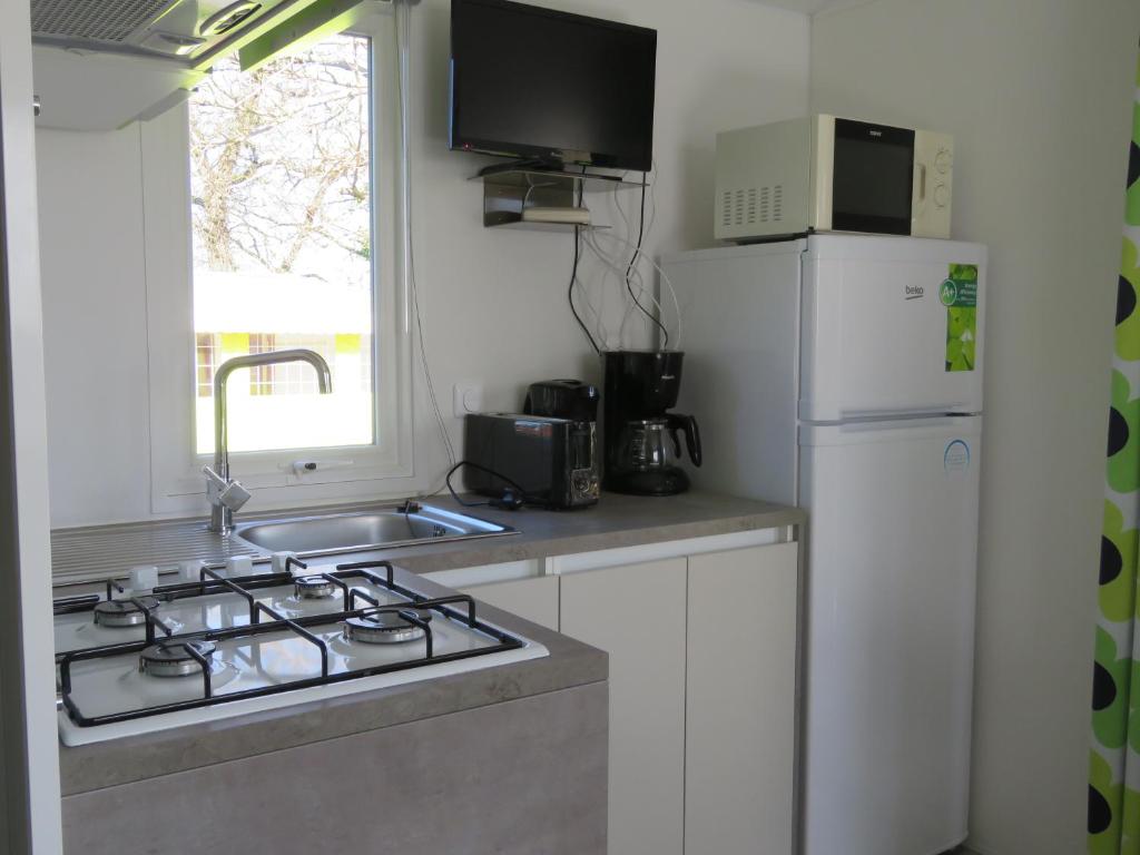 Kuchyň nebo kuchyňský kout v ubytování Camping Paradis d'Arvor