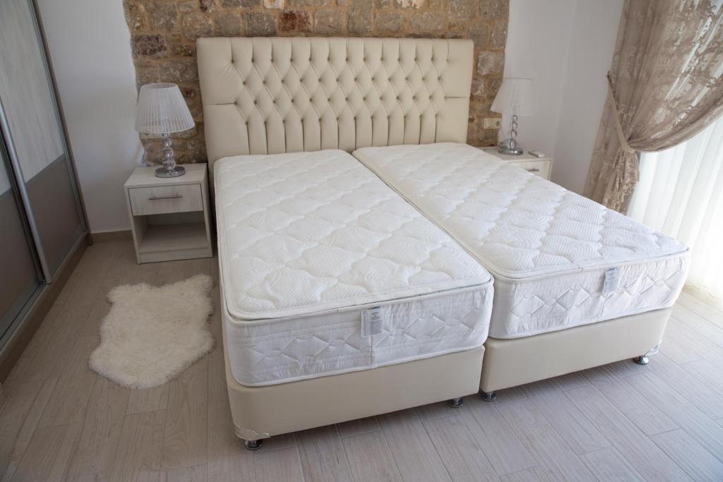 Postel nebo postele na pokoji v ubytování G&K Stone Suites
