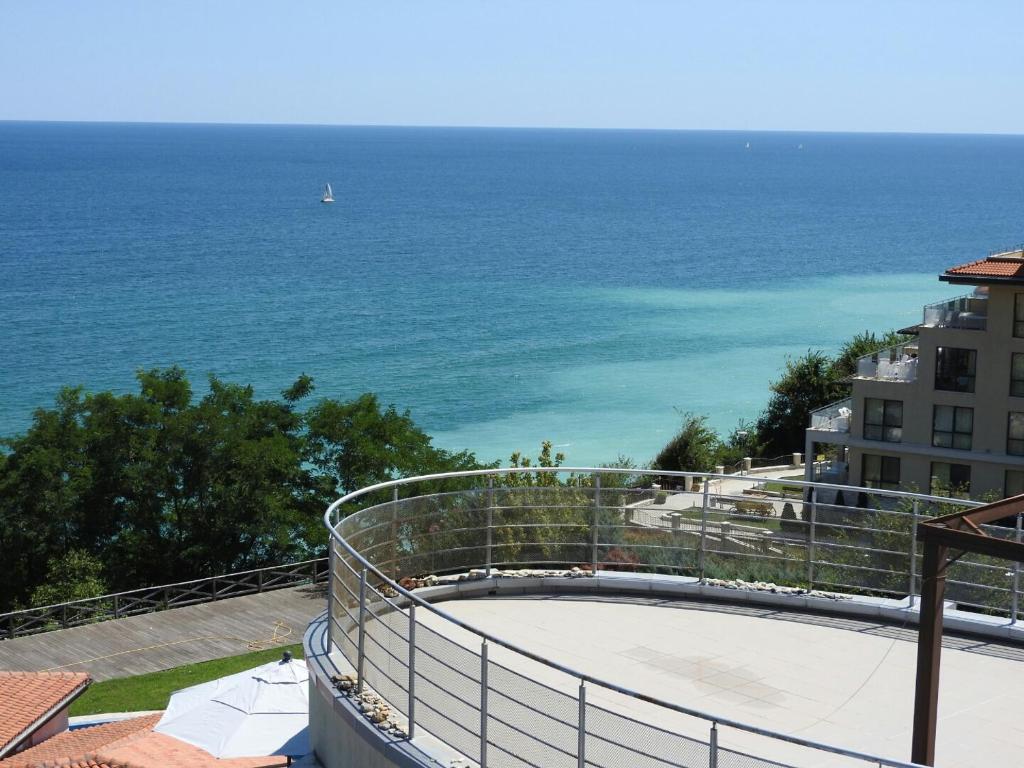vistas al océano desde el balcón de un edificio en Sunny House, en Byala