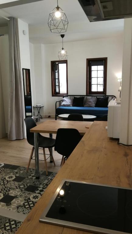 un salon avec une table et un canapé dans l'établissement Appartement les Regrattiers, à Poitiers