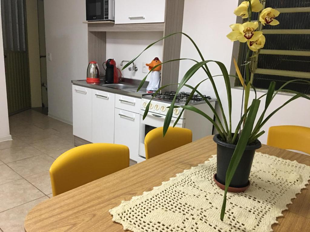Kuchyň nebo kuchyňský kout v ubytování Confortável Residencia em Carlos Barbosa
