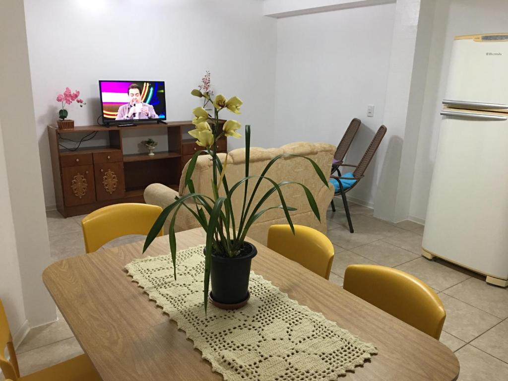 a dining room with a table with a plant on it at Confortável Residencia em Carlos Barbosa in Carlos Barbosa