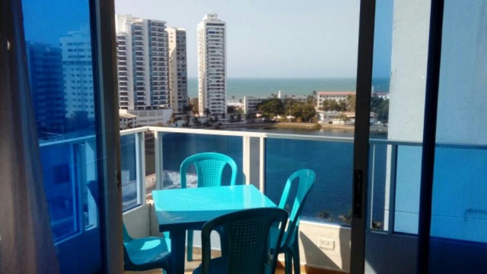 uma mesa e cadeiras numa varanda com vista para o oceano em Apartamento Playero em Cartagena de Indias
