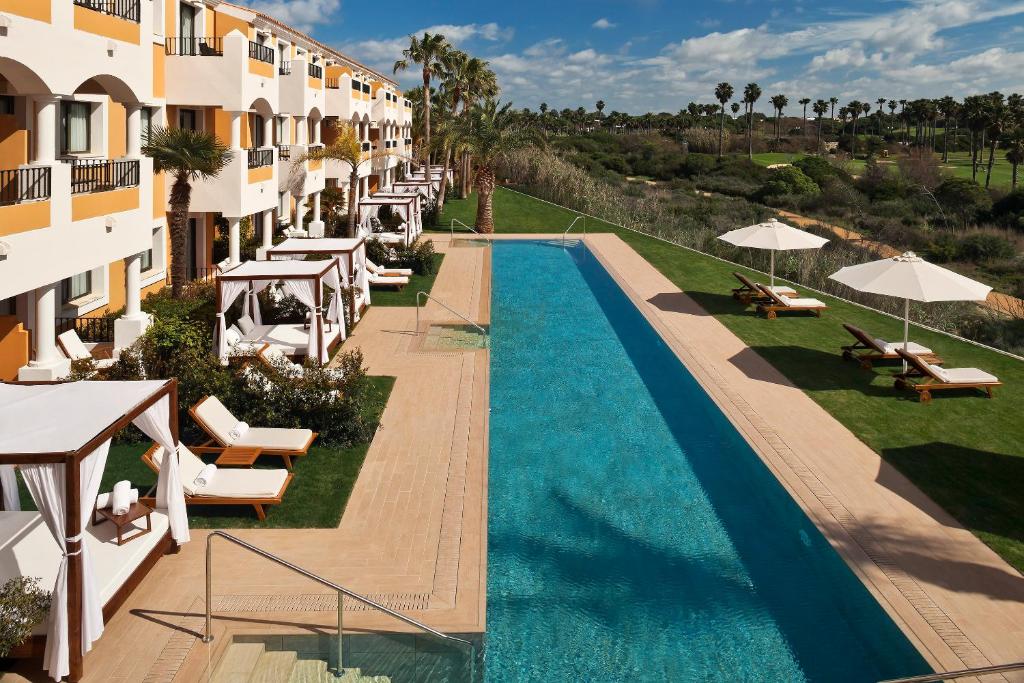 Bazén v ubytovaní Palacio de Sancti Petri, a Gran Meliá - The Leading Hotels of the World alebo v jeho blízkosti