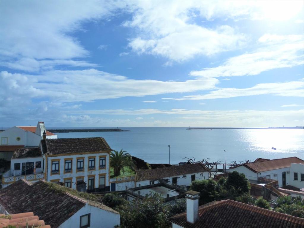 プライア・ダ・ヴィトーリアにあるJanelas da Praiaの屋根から海の景色を望む