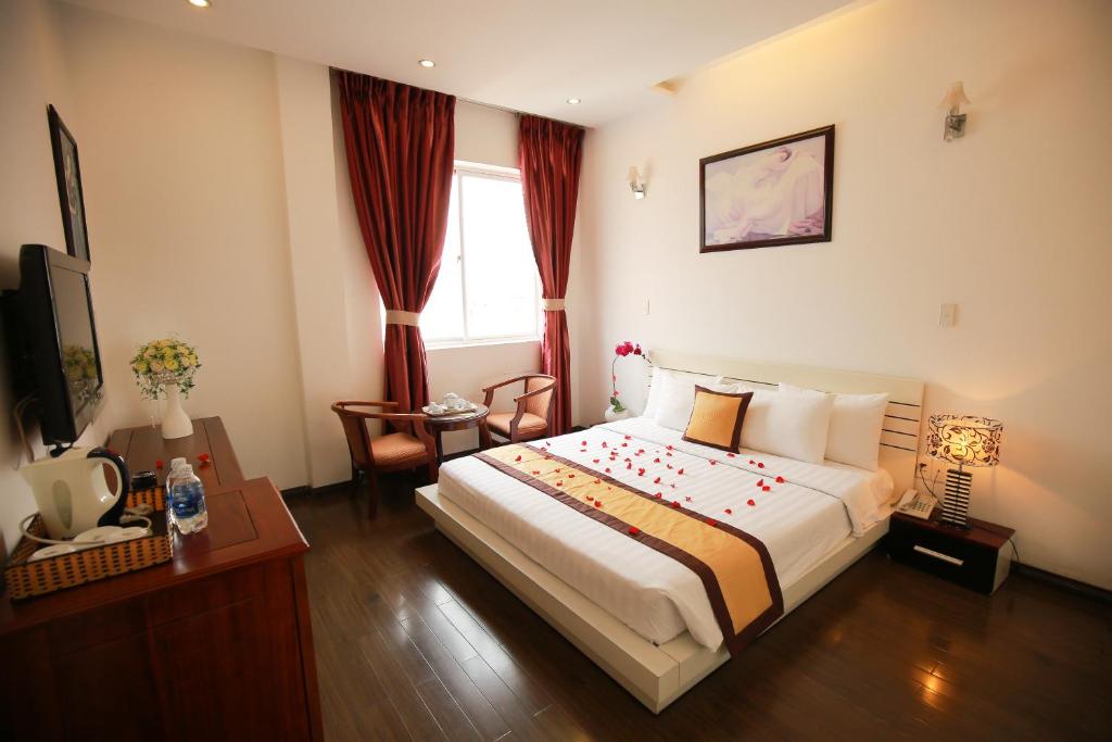 Giường trong phòng chung tại Lavender Hotel