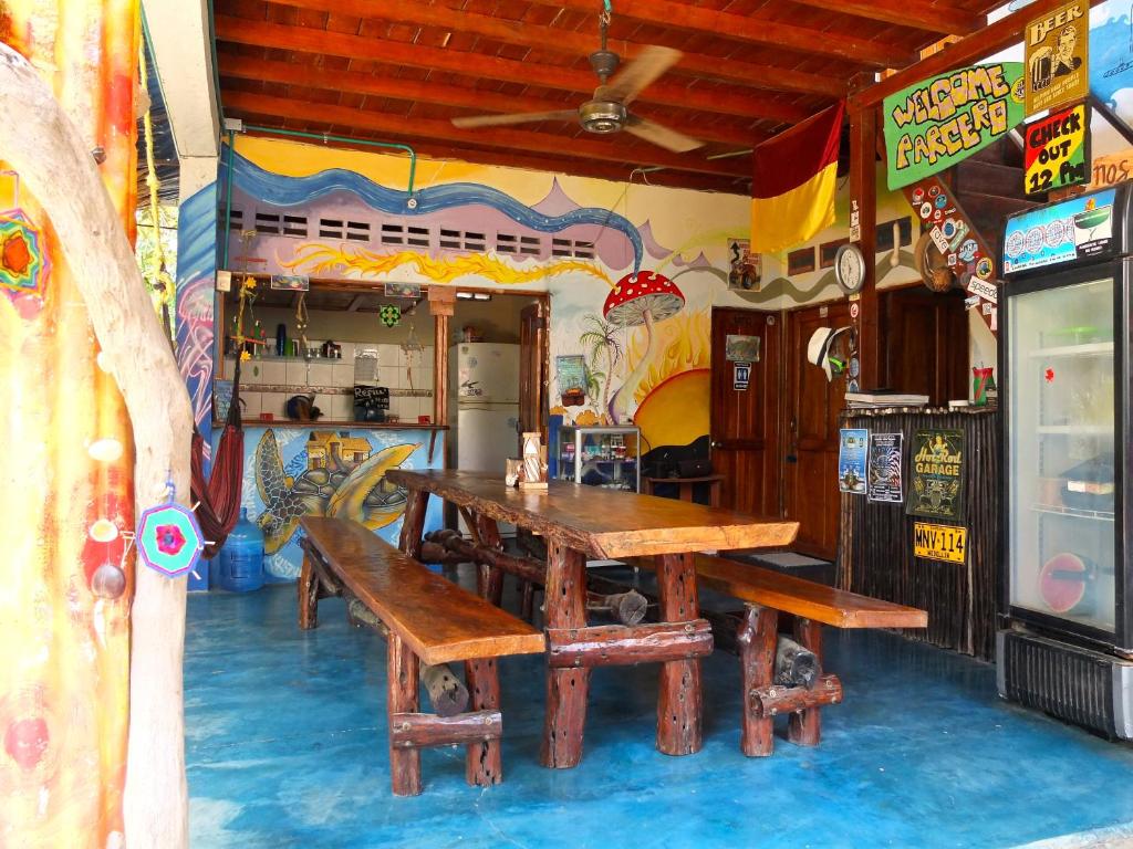 un restaurante con mesa y bancos en una habitación en Casa Surf Mar Azul, en Palomino