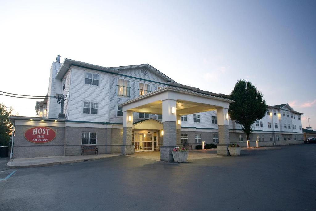 ein Hotelgebäude mit einem Schild, das den ersten Gasthof liest in der Unterkunft Host Inn an All Suites Hotel in Wilkes-Barre