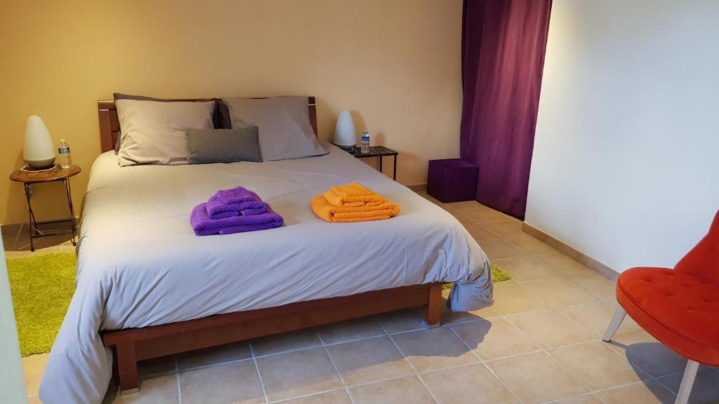 a bedroom with a bed with towels on it at Des Km à La Ronde in La Ronde