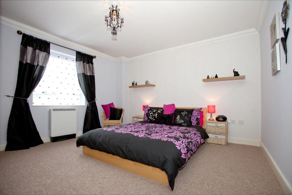 A bed or beds in a room at Riverbank View Three Bedroom Apartment with Free Parking