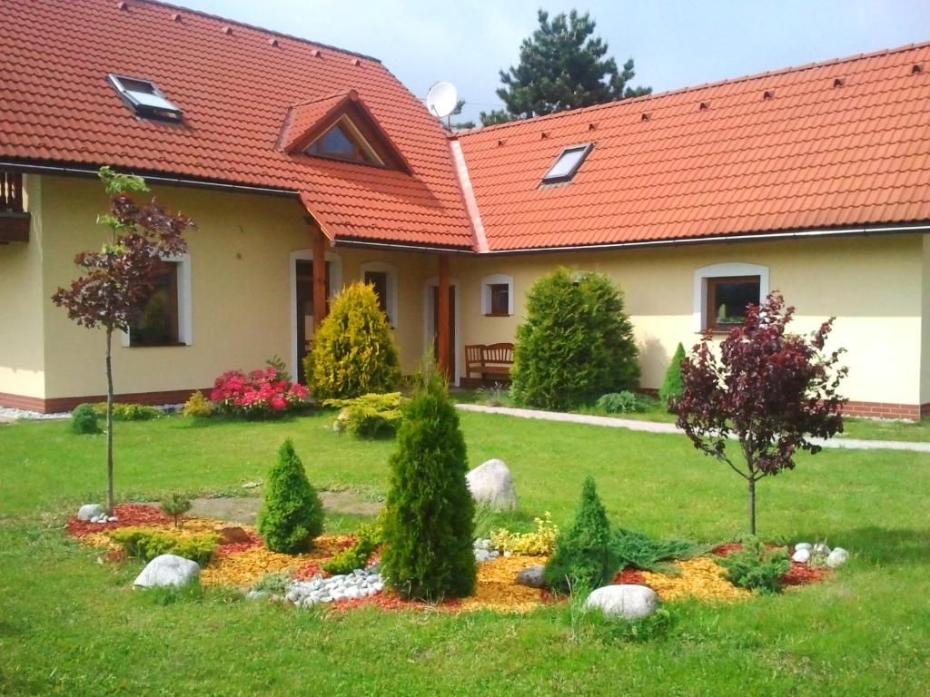 una casa con techo naranja y jardín en Privat Matej, en Smrečany