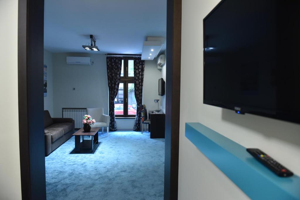 un soggiorno con TV e divano di City Code In Joy a Belgrado