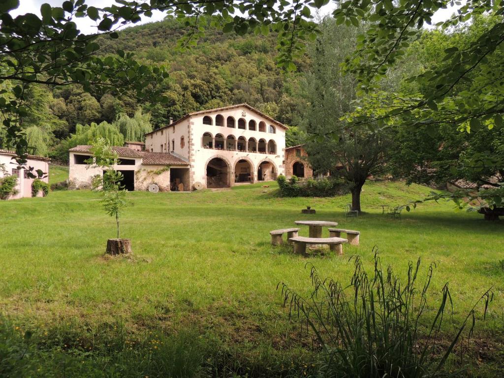 拉瓦利德維亞尼亞的住宿－El Molí d'en Solà-Allotjaments rurals，野餐桌的建筑