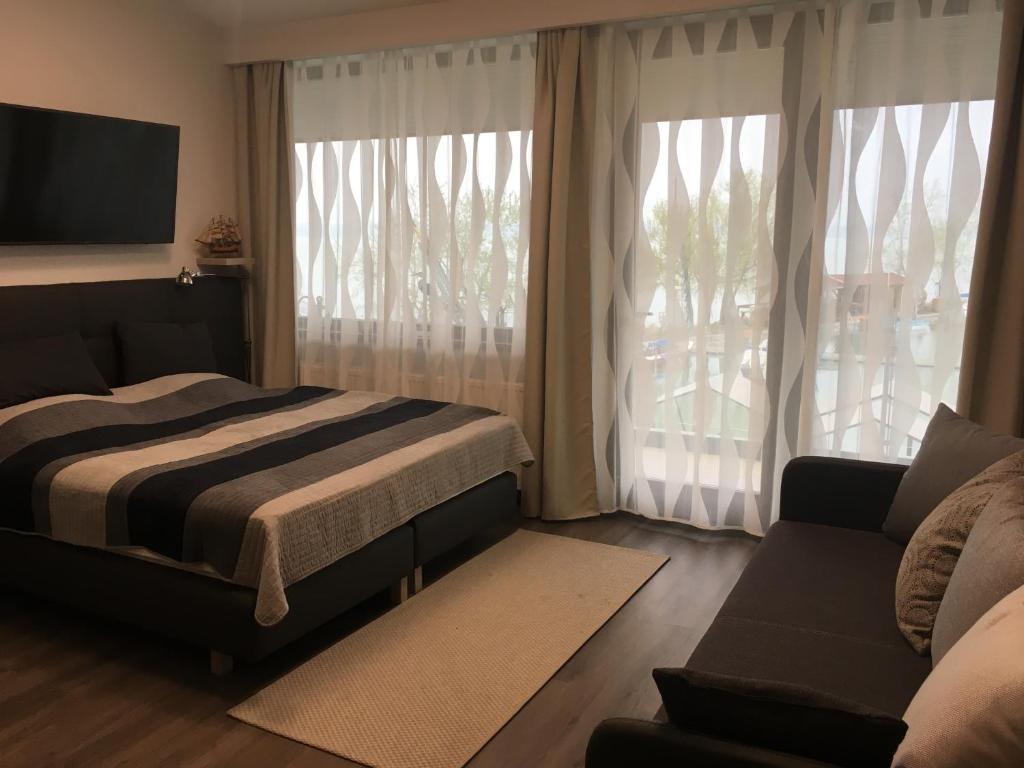Postel nebo postele na pokoji v ubytování Calypso Lakeside Rooms & Lux Apartments