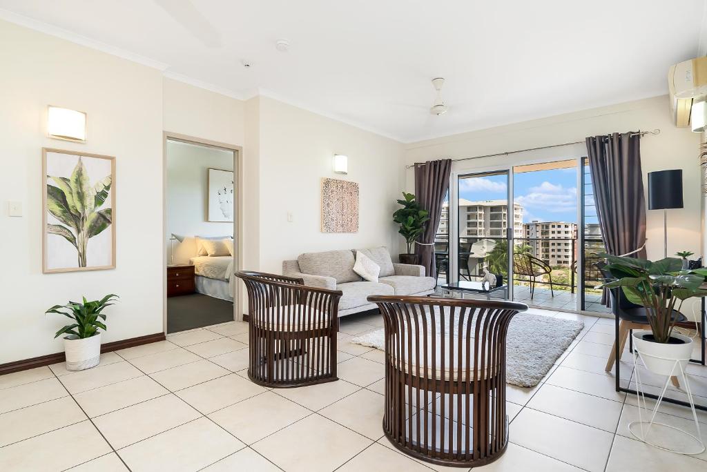 un soggiorno con divano e tavolo di Huge CBD Top Floor Apartment with Breath Taking Views! a Darwin